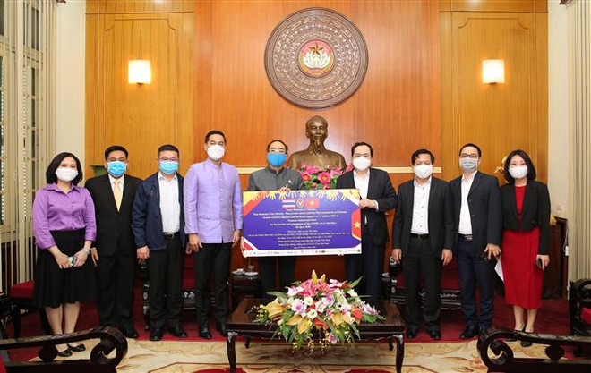 新华集团向越南捐赠50亿越盾 ảnh 2 新华集团向越南捐赠50亿越盾 ảnh 2