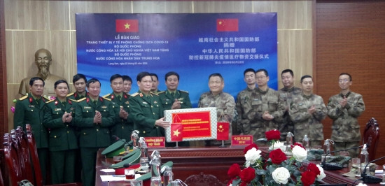 越南国防部向部分国家军队捐赠总值为近190亿越盾的医疗物资援 ảnh 1