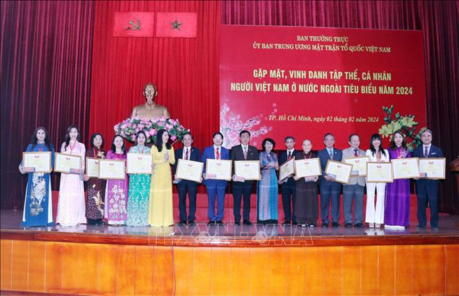 2024年家乡之春:表彰旅外越南人7个先进集体和15名个人 ảnh 1 2024年家乡之春:表彰旅外越南人7个先进集体和15名个人 ảnh 1
