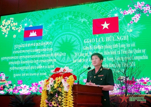 隆安省边防部队与柬埔寨戍边力量举行友好交流 ảnh 1 隆安省边防部队与柬埔寨戍边力量举行友好交流 ảnh 1