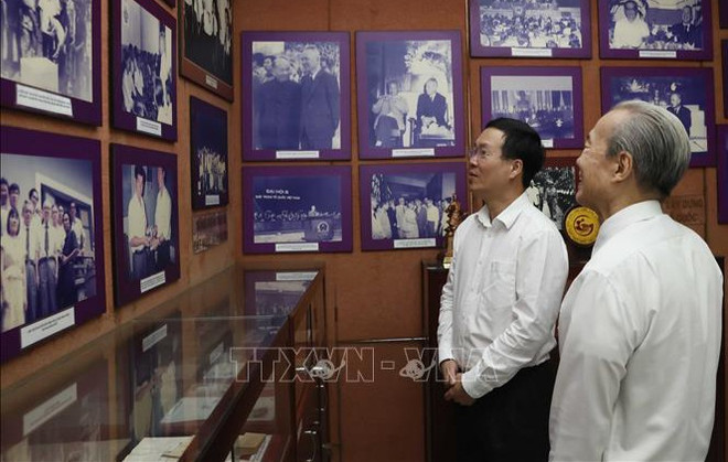 越南国家主席武文赏春节前进香缅怀已故党和国家领导人 拜访前领导人 ảnh 1 越南国家主席武文赏春节前进香缅怀已故党和国家领导人 拜访前领导人 ảnh 1