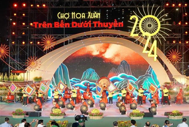 胡志明市“上滨下船”迎春花市热烈开市 ảnh 1 胡志明市“上滨下船”迎春花市热烈开市 ảnh 1