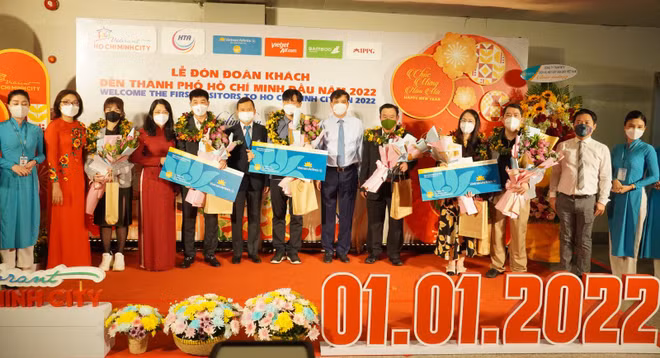 胡志明市迎接 2022 年首批国内游客 ảnh 1 胡志明市迎接 2022 年首批国内游客 ảnh 1
