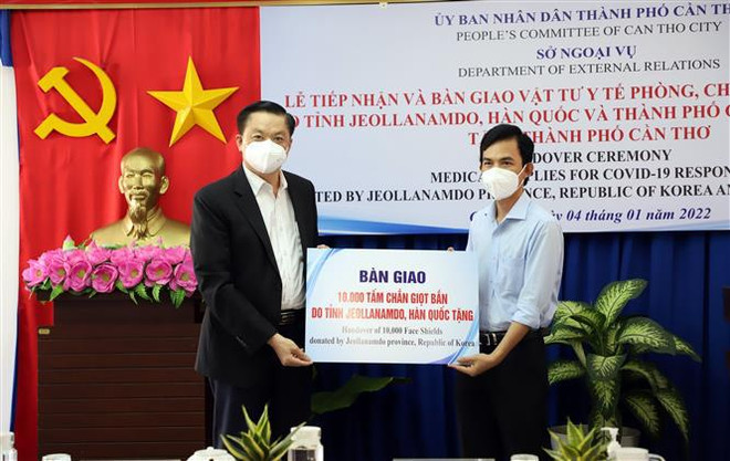 芹苴市接收日韩援越的防疫医疗设备 ảnh 1