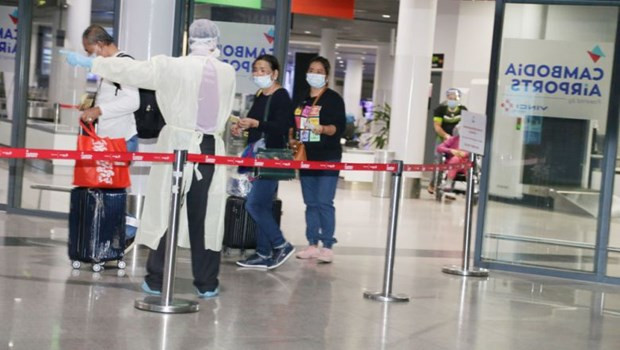 柬政府不允许感染奥密克戎变异株患者居家治疗 ảnh 1