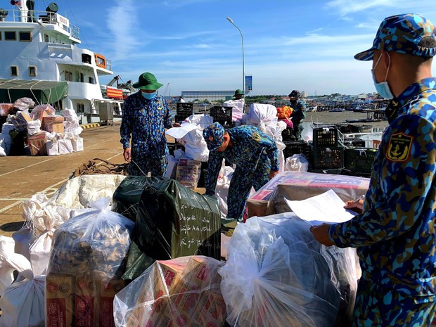 越南海军第二区为海上执勤坚守岗位的干部战士们送去春节温暖 ảnh 1 越南海军第二区为海上执勤坚守岗位的干部战士们送去春节温暖 ảnh 1