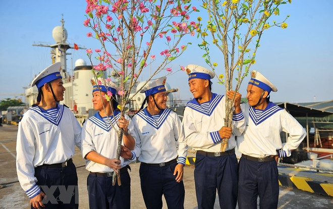 越南海军第二军区司令部为海岛上的官兵们送去许多新年礼物和新年祝福 ảnh 1