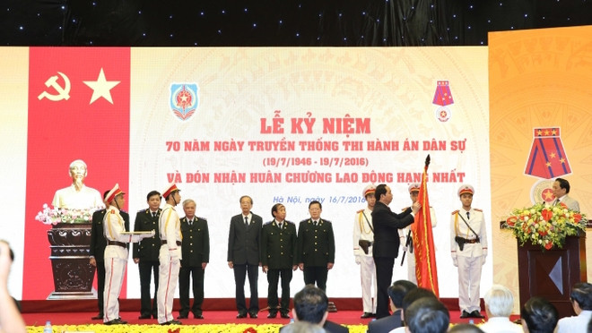 越南国家主席陈大光接见老战士代表 ảnh 2