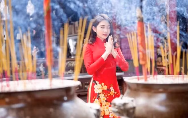 越南人年初去寺庙烧香祈福的美好习俗 ảnh 1