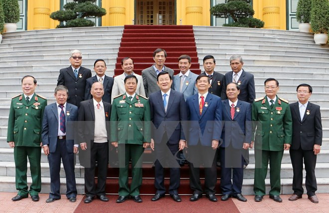 越南国家主席张晋创会见曾获胡伯伯接见的少年代表团 ảnh 1