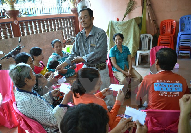 越南驻柬埔寨大使馆看望慰问干丹省泥石流受灾越侨 ảnh 1 越南驻柬埔寨大使馆看望慰问干丹省泥石流受灾越侨 ảnh 1