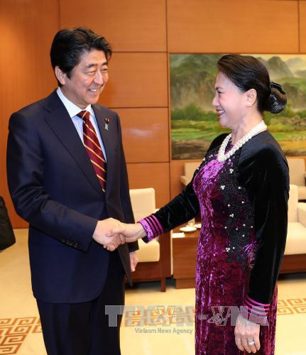 越南国会主席阮氏金银会见日本首相安培晋三 ảnh 1