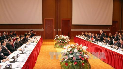 越南政府总理阮春福同日本首相安培晋三共同主持越日企业家座谈会 ảnh 1 越南政府总理阮春福同日本首相安培晋三共同主持越日企业家座谈会 ảnh 1