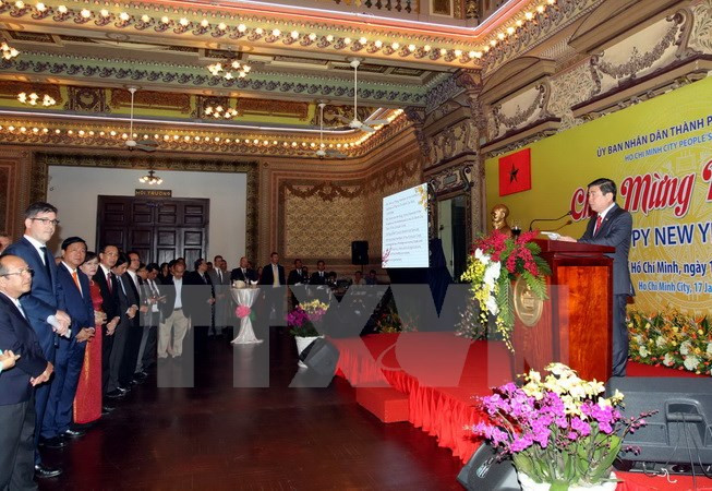 胡志明市领导春节前与各国驻胡志明市代表机构代表会面 ảnh 1