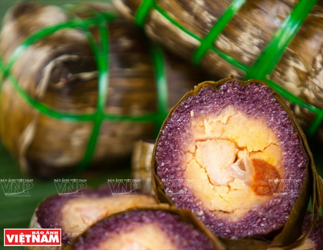 芹苴市风味独特的美食:接长草长条粽 ảnh 1 芹苴市风味独特的美食:接长草长条粽 ảnh 1