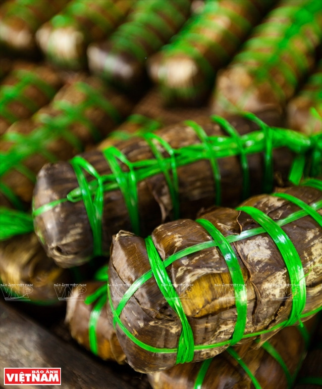 芹苴市风味独特的美食:接长草长条粽 ảnh 9 芹苴市风味独特的美食:接长草长条粽 ảnh 9