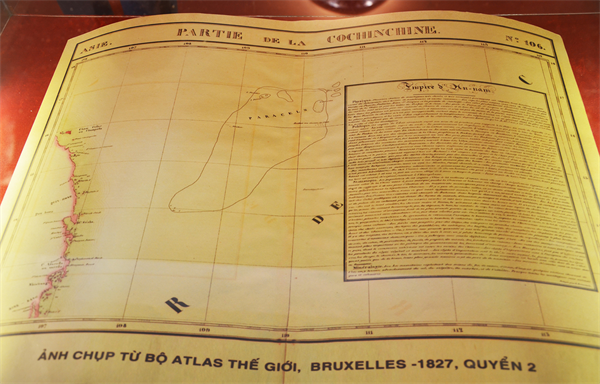 岘港市黄沙岛县接收一位海外侨胞捐赠的一张珍贵黄沙地图 ảnh 1