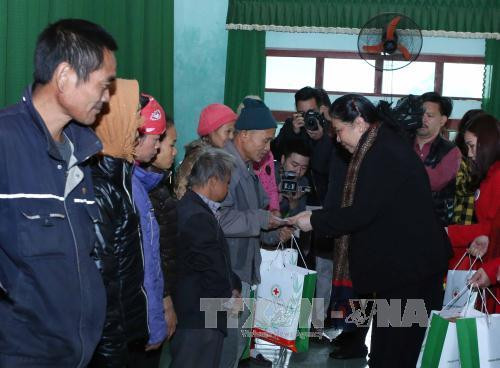 国会常务副主席丛氏放走访慰问北江省优抚家庭及贫困户送上新春祝福 ảnh 1