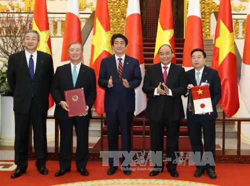 越南政府总理阮春福与日本首相安培晋三举行会谈 ảnh 1 越南政府总理阮春福与日本首相安培晋三举行会谈 ảnh 1