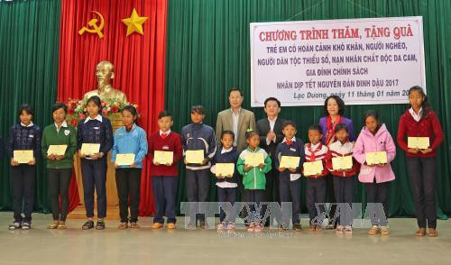 越共中央民运部长张氏梅看望慰问林同省贫困群众 ảnh 1