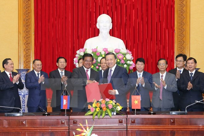 越南公安部和柬埔寨内务部加强合作 ảnh 1