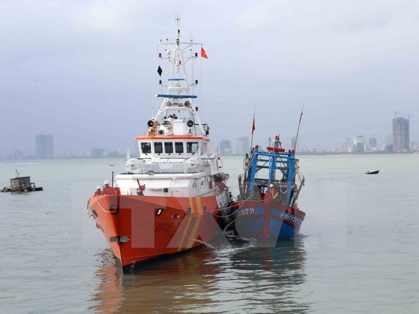 越南移交海上遇险的两名菲律宾渔民 ảnh 1 越南移交海上遇险的两名菲律宾渔民 ảnh 1