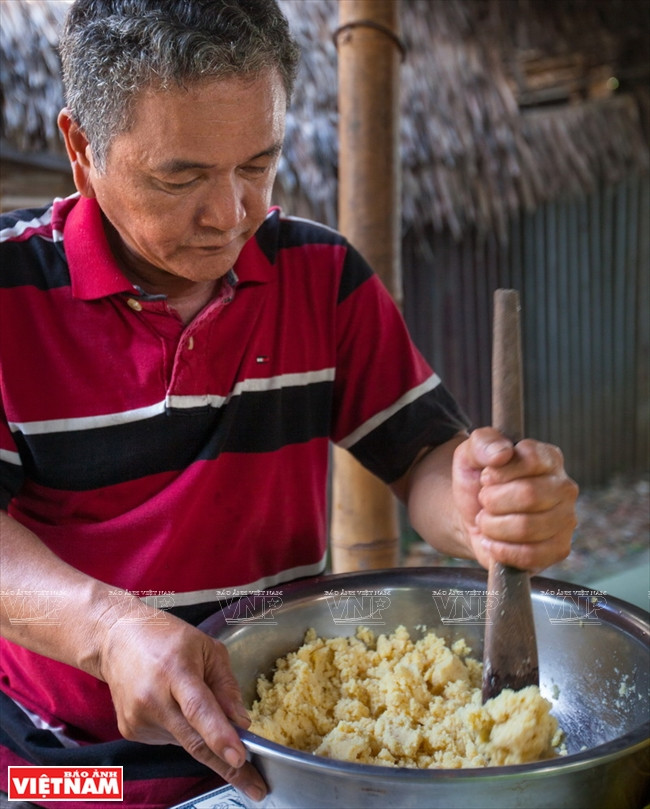 芹苴市风味独特的美食:接长草长条粽 ảnh 3 芹苴市风味独特的美食:接长草长条粽 ảnh 3