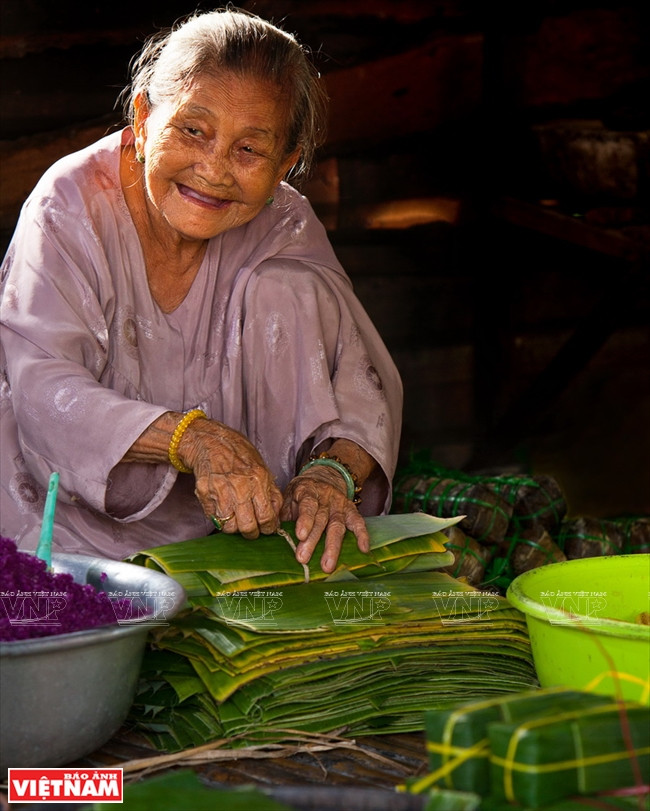 芹苴市风味独特的美食:接长草长条粽 ảnh 6 芹苴市风味独特的美食:接长草长条粽 ảnh 6