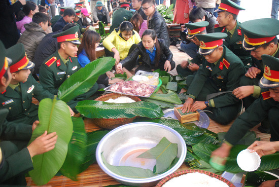  数百人参加包粽子送温暖志愿活动 ảnh 1