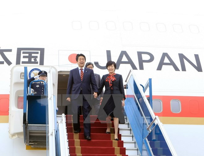 日本首相安培晋三与夫人圆满结束对越南访问之旅 ảnh 1 日本首相安培晋三与夫人圆满结束对越南访问之旅 ảnh 1