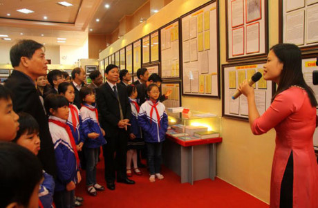 “黄沙与长沙归属越南:历史证据和法律依据”资料图片展在莱州省举行 ảnh 1 “黄沙与长沙归属越南:历史证据和法律依据”资料图片展在莱州省举行 ảnh 1