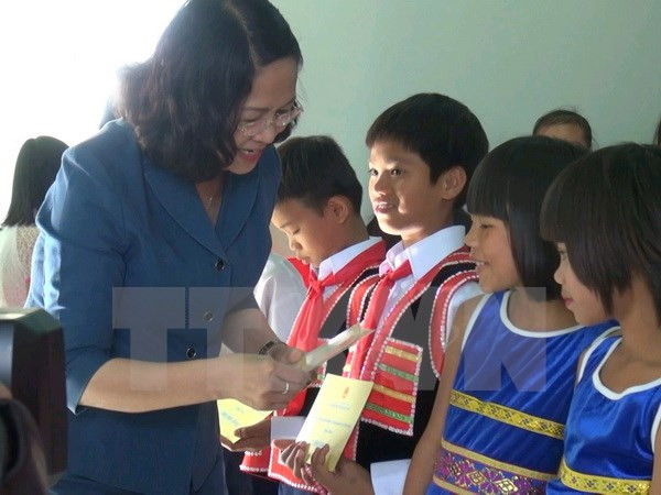 越南国家副主席邓氏玉盛探望嘉莱省贫困者 ảnh 1