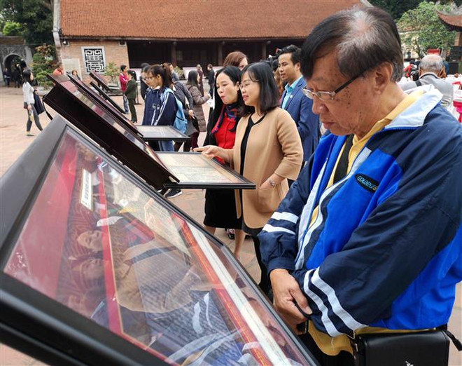 “阮朝木板中的国徽和越国京都”展览会在文庙国子监举行 ảnh 1