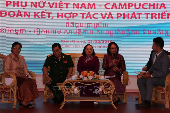 越柬两国妇女进行交流 增进团结、合作 共促发展 ảnh 1 越柬两国妇女进行交流 增进团结、合作 共促发展 ảnh 1