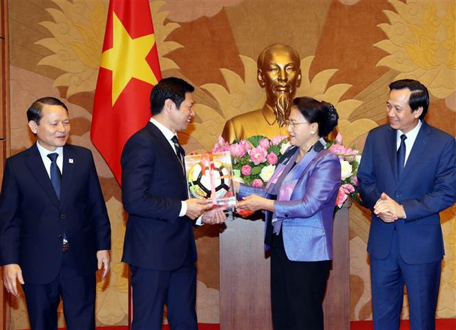 阮氏金银会见为社会做出贡献的企业家代表 ảnh 1