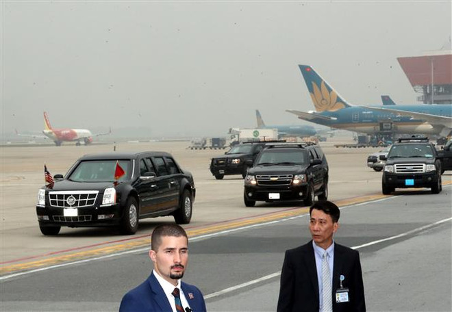 美国总统特朗普离开越南启程回国 ảnh 2 美国总统特朗普离开越南启程回国 ảnh 2