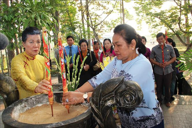 越南与柬埔寨妇女代表团上香缅怀遭波尔布特军杀害的无辜平民 ảnh 2 越南与柬埔寨妇女代表团上香缅怀遭波尔布特军杀害的无辜平民 ảnh 2