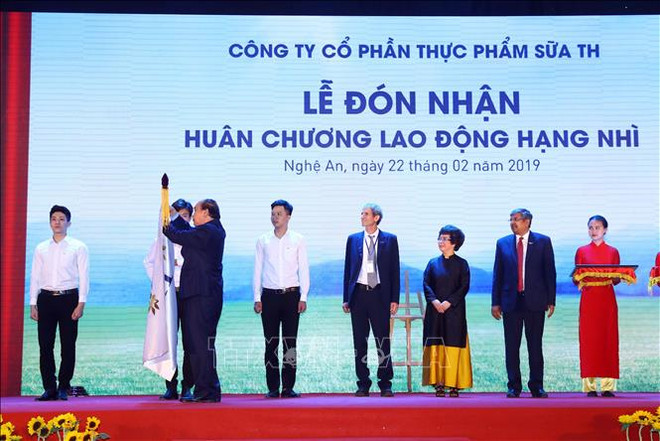 阮春福出席乂安省仙山清洁水、草药和水果饮料生产厂落成典礼 ảnh 2 阮春福出席乂安省仙山清洁水、草药和水果饮料生产厂落成典礼 ảnh 2