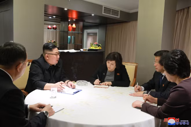 美朝领导人第二次会晤：朝鲜最高领导人与各谈判专家举行战略会议 ảnh 1