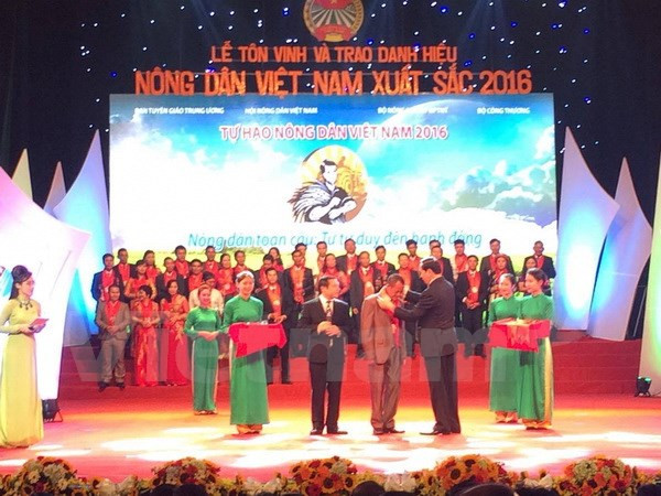 陈大光主席出席2016年越南优秀农民表彰会 ảnh 1 陈大光主席出席2016年越南优秀农民表彰会 ảnh 1