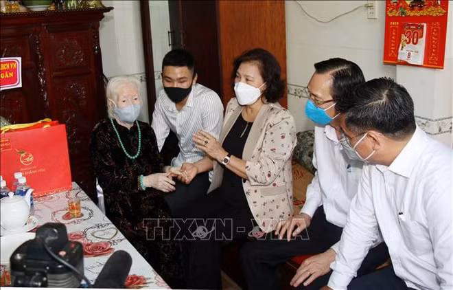 国会主席阮氏金银走访慰问胡志明市英雄母亲和武装力量英雄 ảnh 1 国会主席阮氏金银走访慰问胡志明市英雄母亲和武装力量英雄 ảnh 1