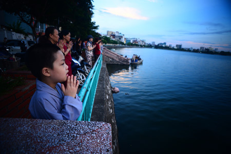 西湖放生——河内人的优良文化 ảnh 2 西湖放生——河内人的优良文化 ảnh 2