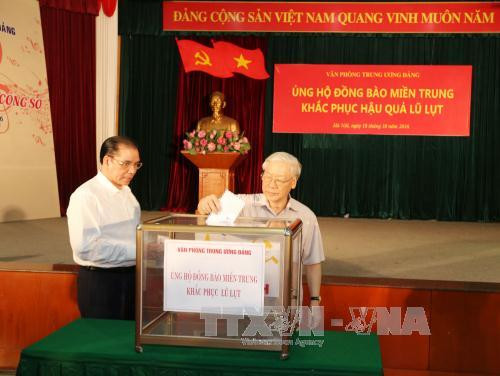 阮富仲总书记为中部灾民捐款 ảnh 1 阮富仲总书记为中部灾民捐款 ảnh 1