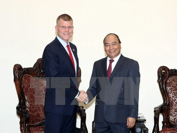 越南政府总理阮春福会见亚洲开发银行副行长史蒂芬·格罗夫 ảnh 1