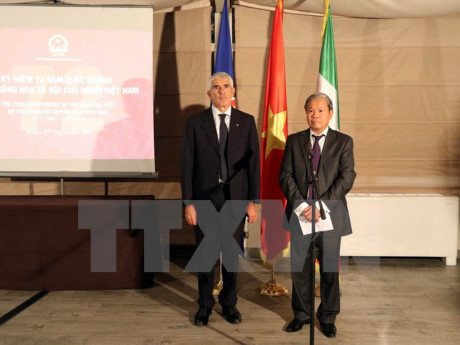 《越南金色沙滩与东海各群岛》一书意大利语版推介会在意大利举行 ảnh 1