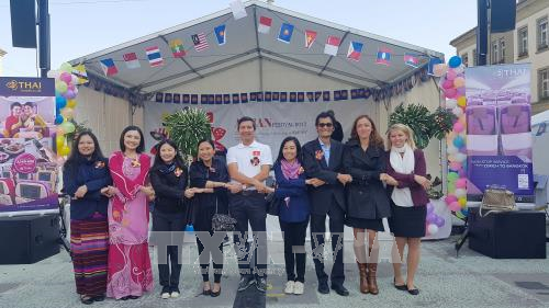 东盟节亮相瑞士首都伯尔尼 ảnh 1 东盟节亮相瑞士首都伯尔尼 ảnh 1