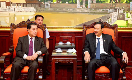 河内市与老挝万象市进一步促进团结 加深感情 ảnh 1