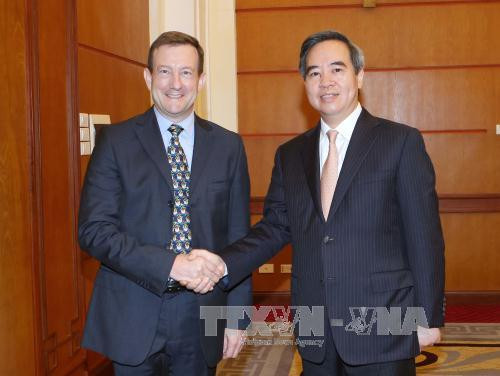越共中央经济部长阮文平会见加拿大和法国驻越大使 ảnh 2 越共中央经济部长阮文平会见加拿大和法国驻越大使 ảnh 2