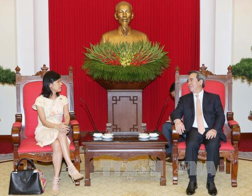 越共中央经济部长阮文平会见加拿大和法国驻越大使 ảnh 1 越共中央经济部长阮文平会见加拿大和法国驻越大使 ảnh 1