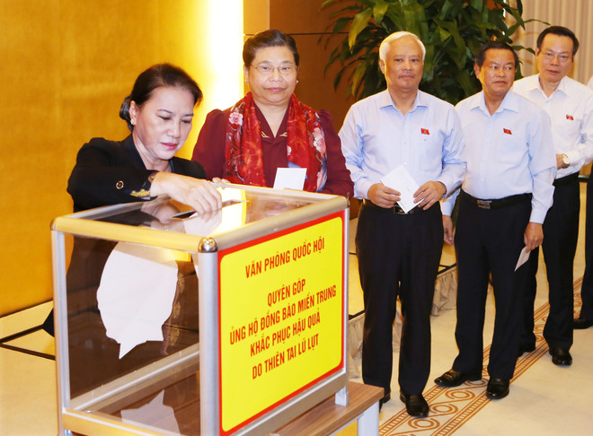 党和国会领导向第十号台风受灾民众捐款 ảnh 2 党和国会领导向第十号台风受灾民众捐款 ảnh 2